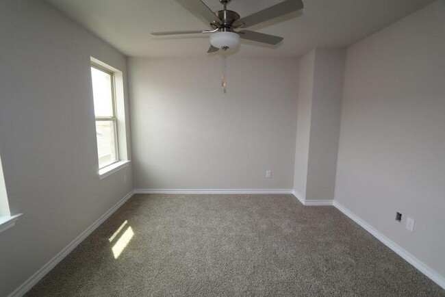 Building Photo - 221 Papaya Dr
