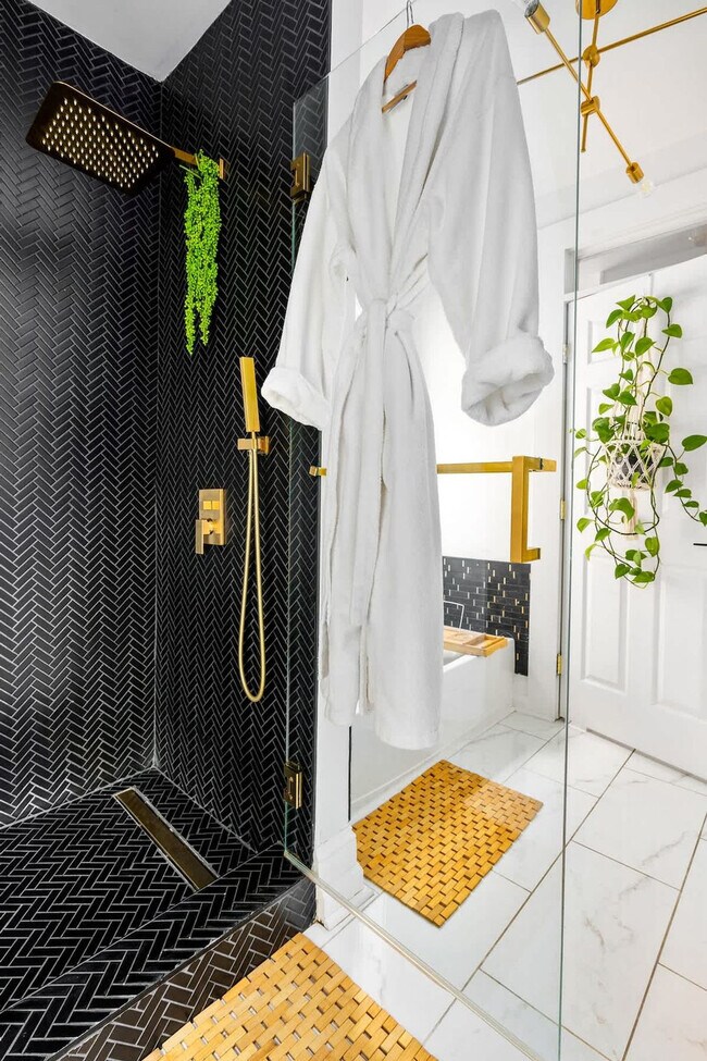 Building Photo - 98 Brickel St