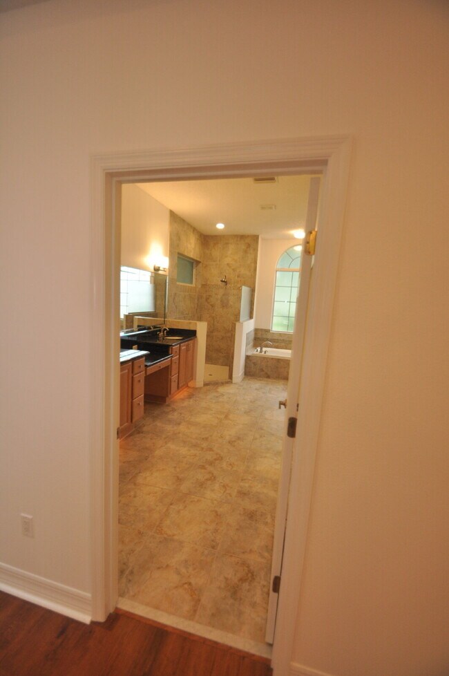 Building Photo - 12 Clementina Ct