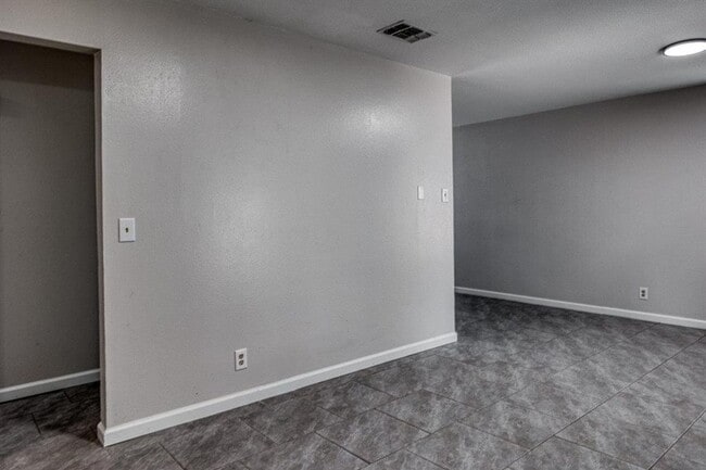 Building Photo - 3bedroom 1 bath remodeled