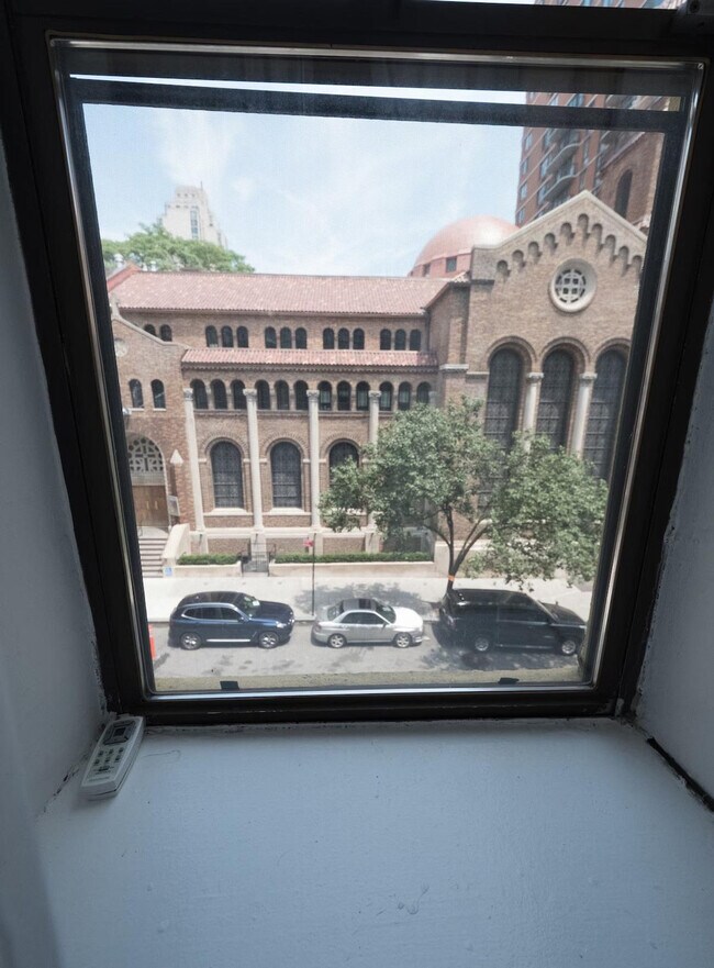 Building Photo - 346 E 76th St