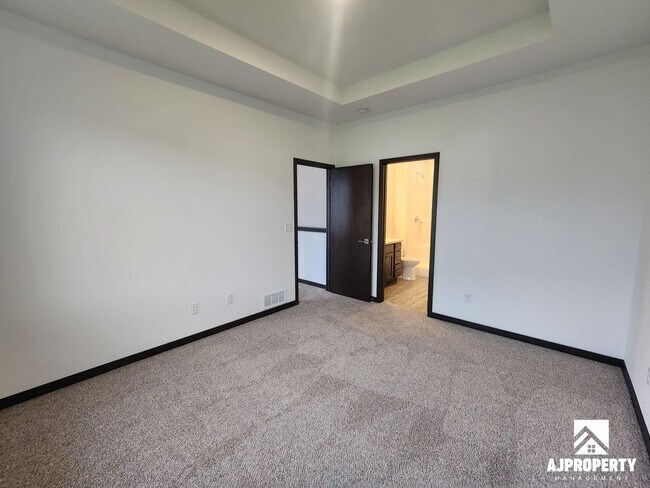 Building Photo - 300 S Willow Spring Dr