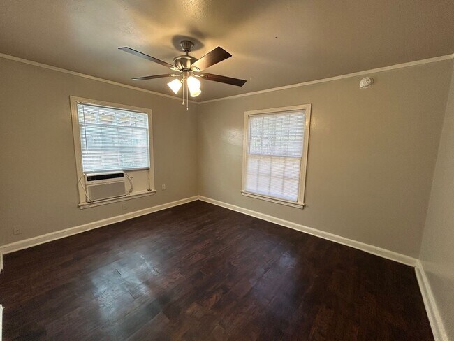 Building Photo - Central Waco Home