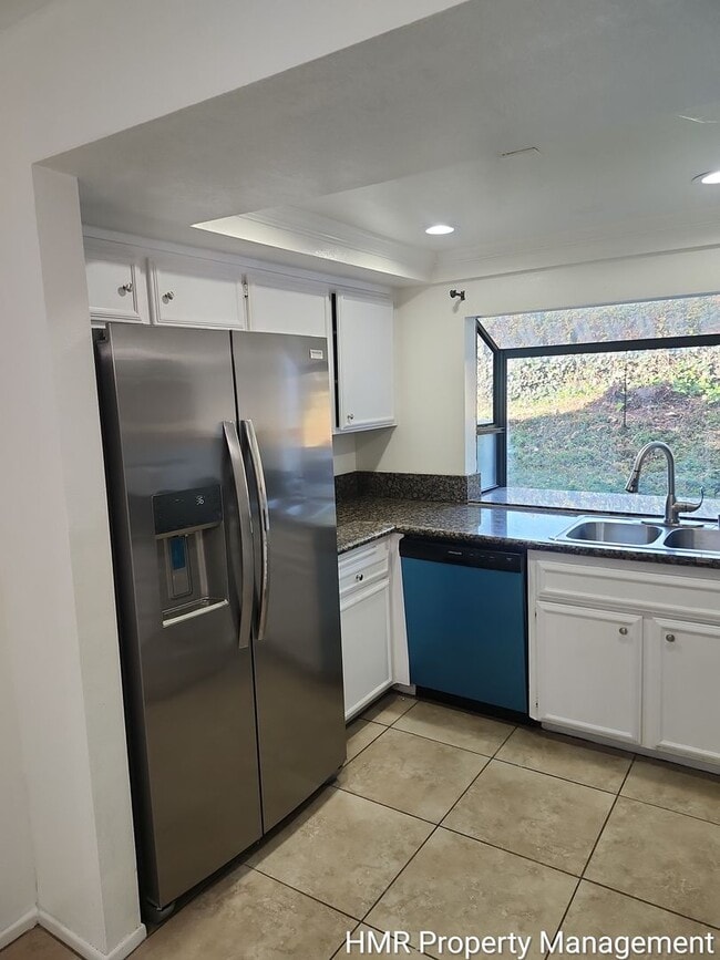 Building Photo - Spacious & Convenient 3-Bedroom Townhouse