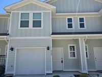 Building Photo - Stunning Townhome – Prime Pensacola Location