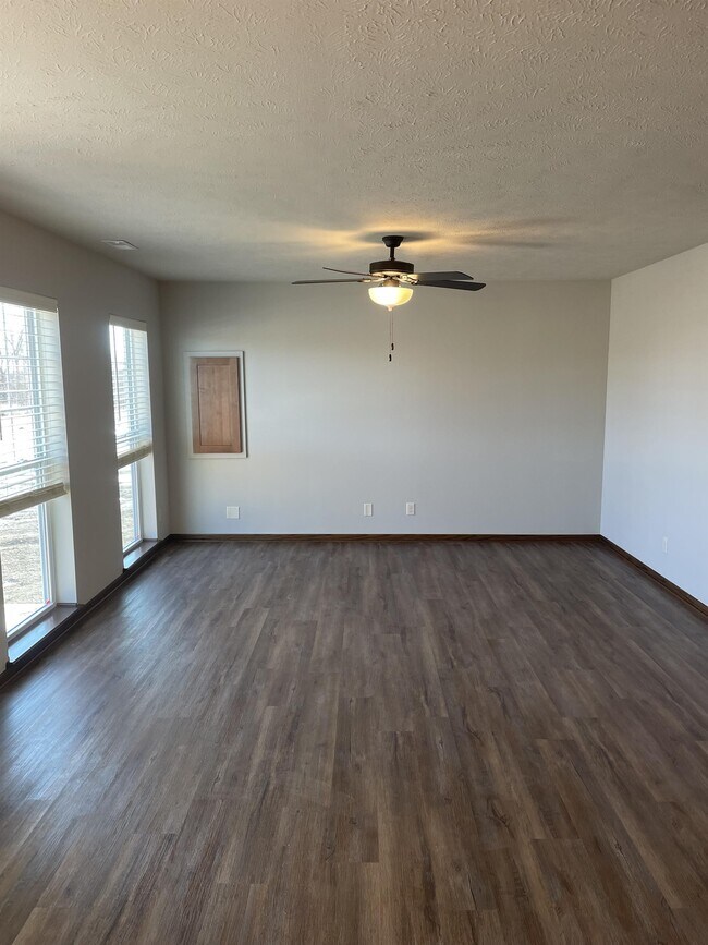 Building Photo - 9235 Peregrine Rd