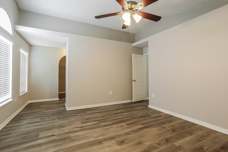 Building Photo - 5633 English Oak Dr S