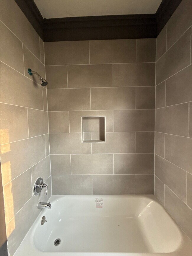 Building Photo - Affordable Co-Living Units (1–4 Rooms Available) Near Central Memphis