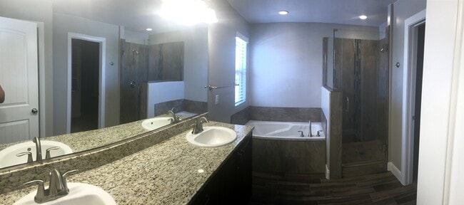 Building Photo - Townhouse in Santa Clara, close to new med...