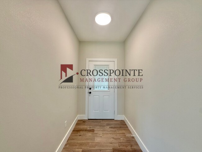 Building Photo - Stunning 3 bedroom 2 bathroom Home!