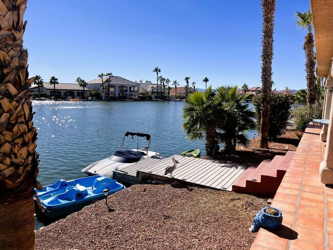 Building Photo - 3 bedroom 2 Bath Lakefront home in the des...