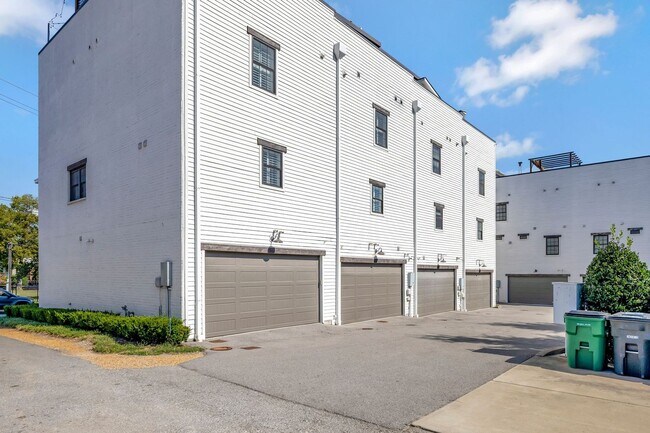 Building Photo - Modern living in Salemtown!