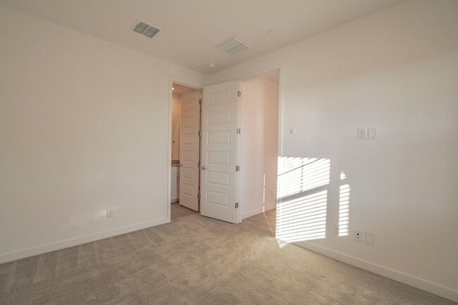 Building Photo - Brand New luxurious Model Home in Warner Meadows!