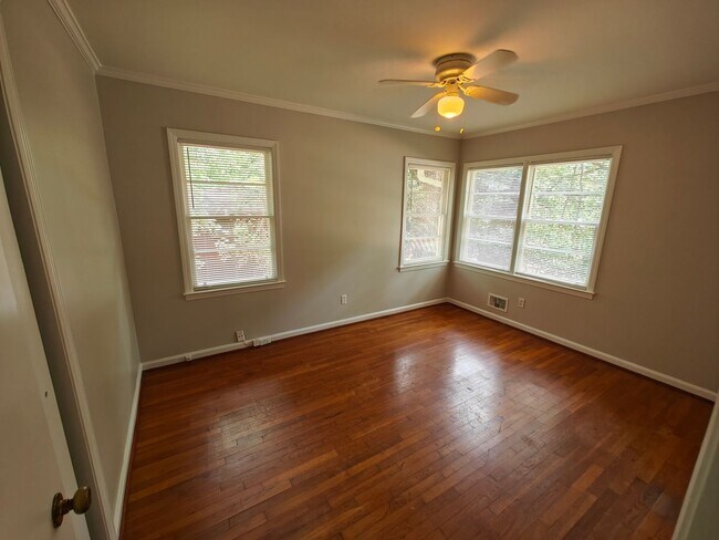 Building Photo - 2644 Pineland Ave