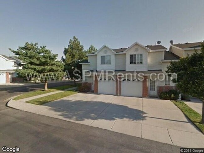 Building Photo - W Jordan Nice 3 Bed 2 Bath Townhome with pool