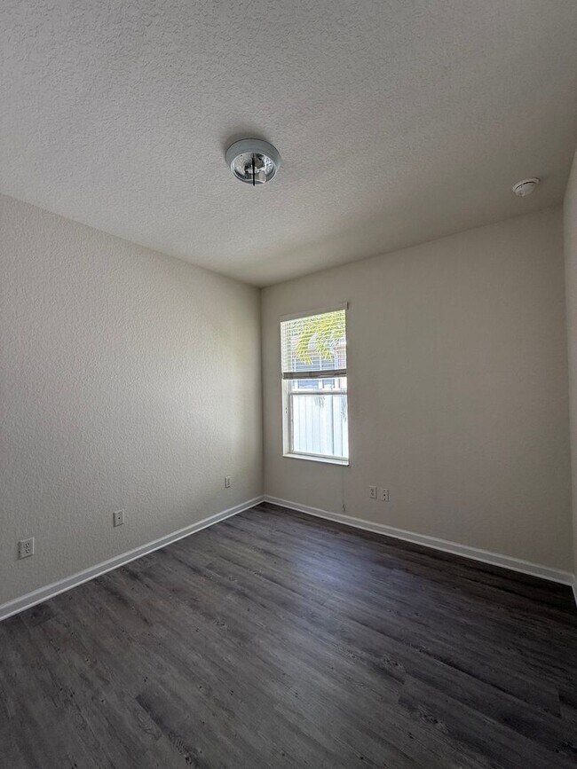Building Photo - Come View This Amazing 3 Bed 2 Bath Single...