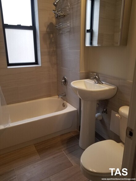 Building Photo - 627 W Melrose St