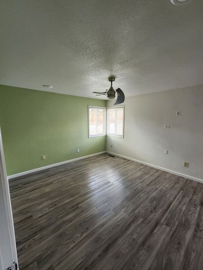 Building Photo - Welcome to this modern 3 bedroom, 2 bathro...