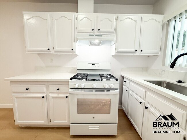 Building Photo - 4636 Laurel Canyon Blvd