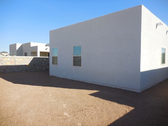 Building Photo - 833 Paseo Dulce Ave