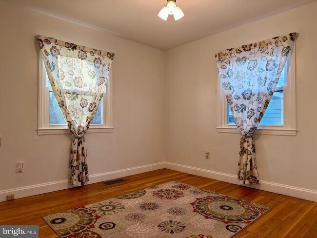 Building Photo - 905 W Poplar Rd