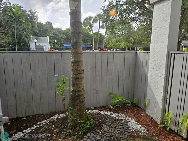 Building Photo - 4455 Carambola Cir N