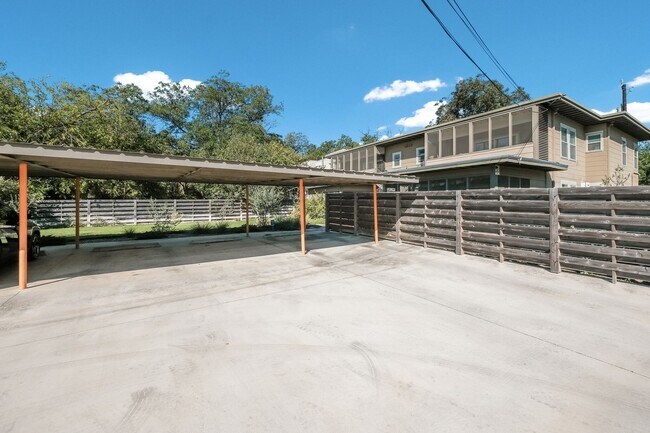 Building Photo - Renovated 1/1 Mid-Century Gem in Historic ...