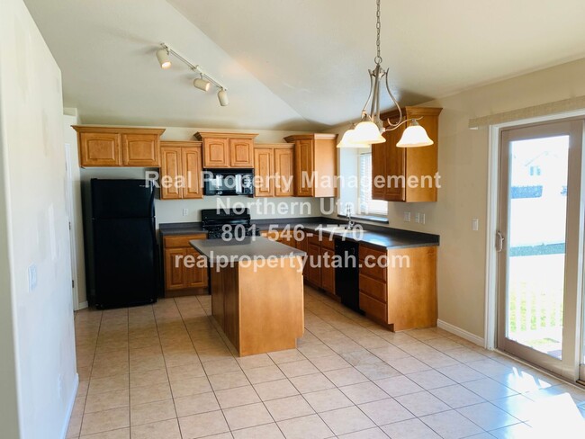 Building Photo - 3 Bedroom 2 Bath Home in Roy Now Available!