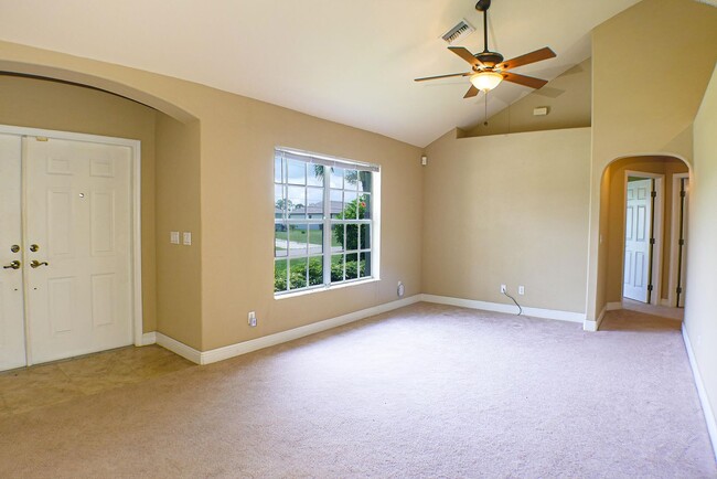 Building Photo - Beautiful 3 beds 2 bath 2-story home overv...