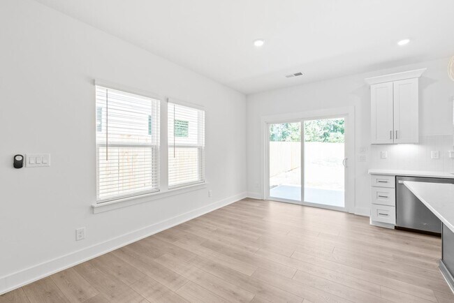 Building Photo - Move-in Ready Townhome in Westerly Hills