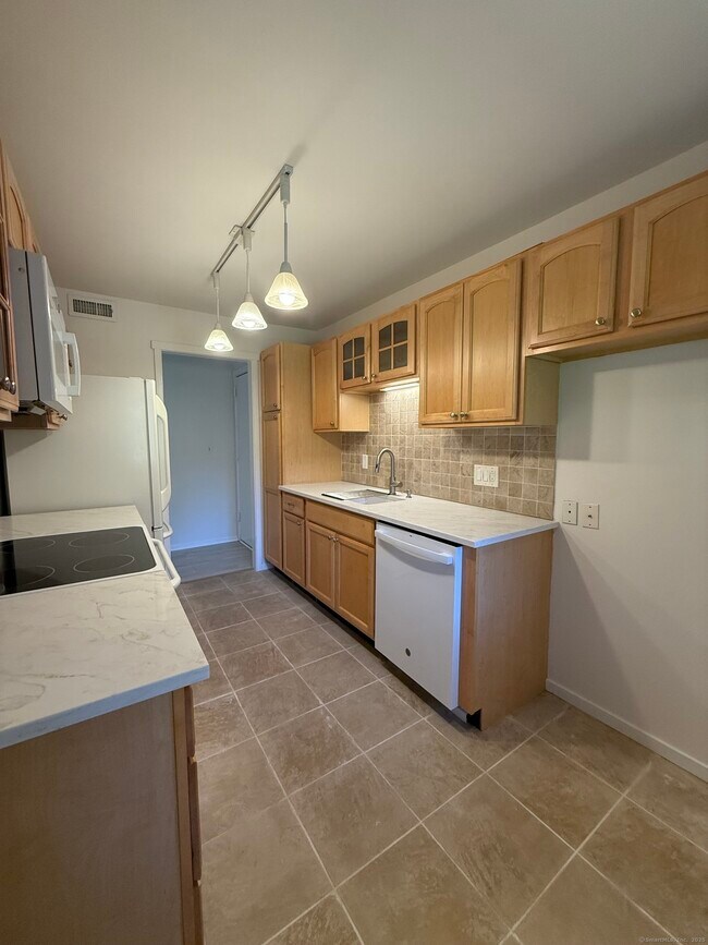 Building Photo - 57 Heritage Vlg