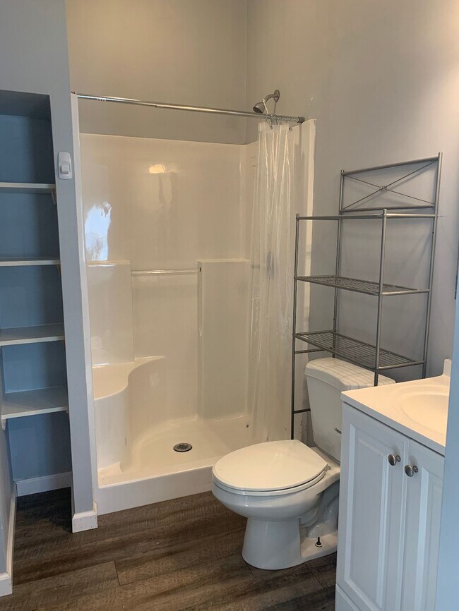Shower/shelves - 1616 N 2nd St