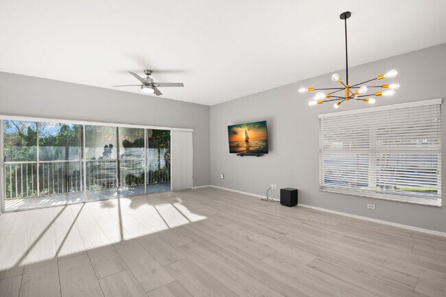 Building Photo - "Spacious 3-Bed, 2-Bath Condo Retreat in Vibrant Saint Petersburg – 1,445 Sq Ft of Comfort!"