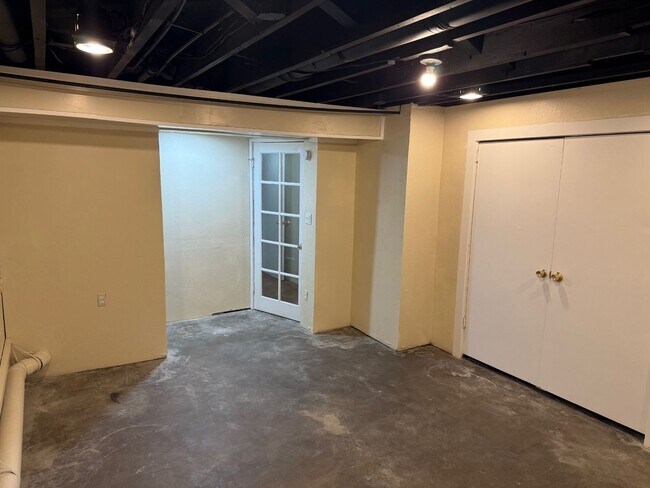 Building Photo - 902 S 29th Ave