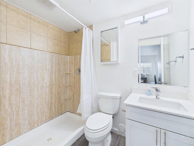 Building Photo - 911 W 22nd St