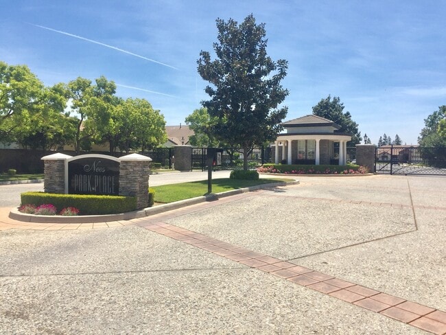 Building Photo - Beautiful 3 bedroom 3 full baths 2117 sq. ft. Located in Nees Park Villas