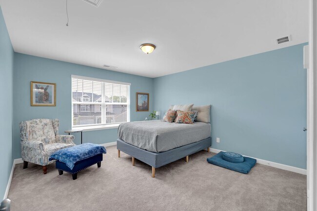 Building Photo - Beautiful Fully Furnished.