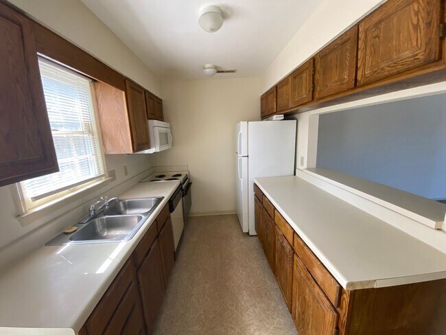 Building Photo - 2 Bed 1.5 Bath Town House
