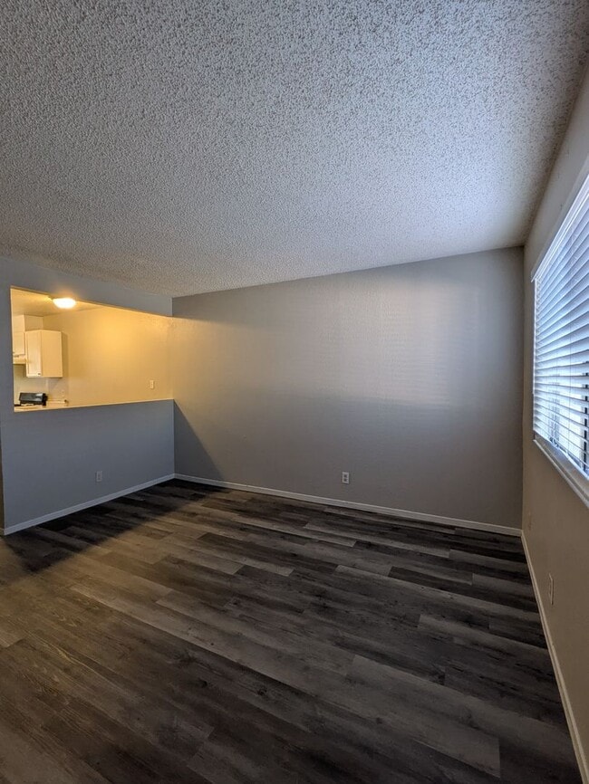 Building Photo - REMODELED 2 BEDROOM FOURPLEX UNIT
