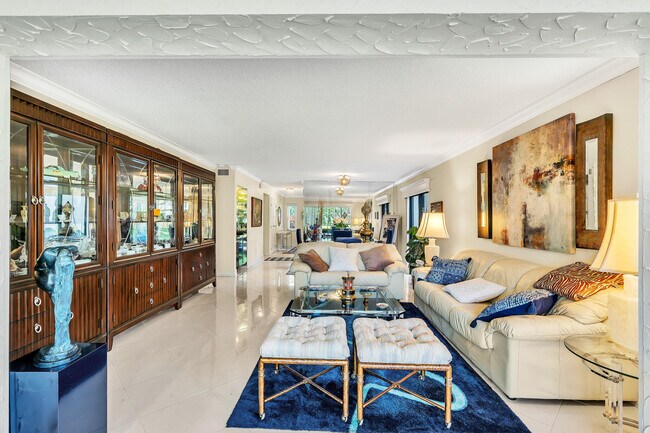 Building Photo - 9285 Vista del Lago