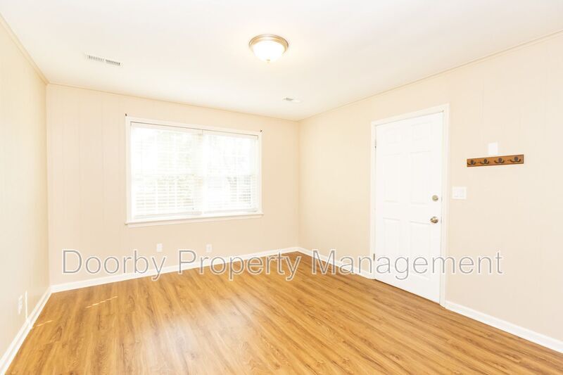 Building Photo - 207 Memorial Dr