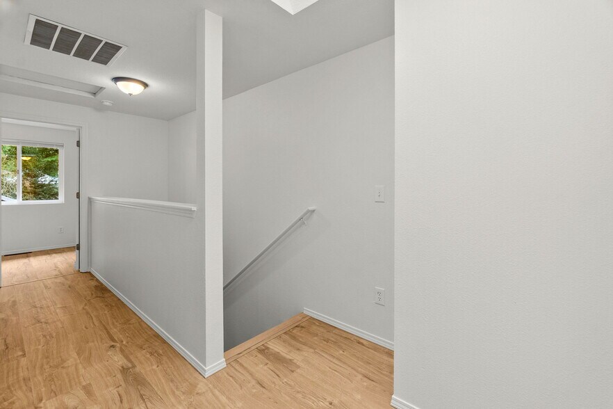 Building Photo - 1102 Irving St SW