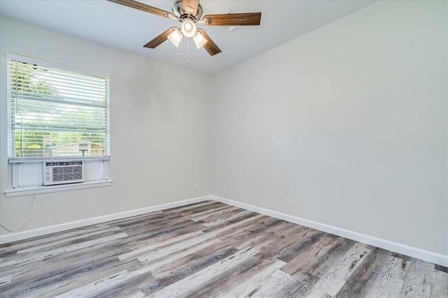 Building Photo - 1800 Forestglade Dr