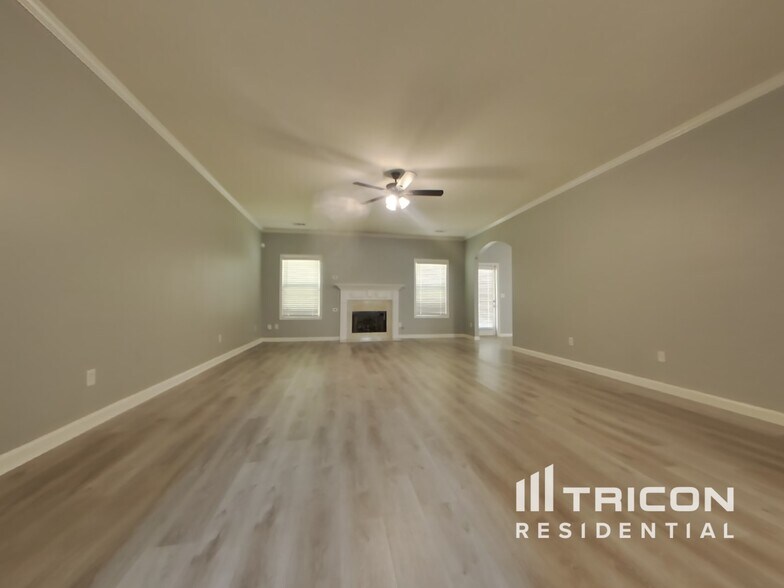 Building Photo - 293 Holbrook Dr