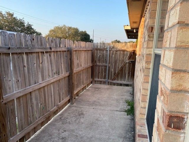 Building Photo - 2117 W Western Dr