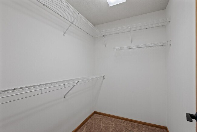 Building Photo - rare woodbury upgraded 3 bedroom end unit townhouse!! One level living!