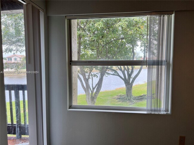 Building Photo - 665 SW 113th Way