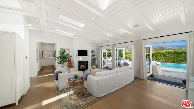 Building Photo - 6540 Dume Dr