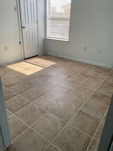 Building Photo - 305 Bronc Dr