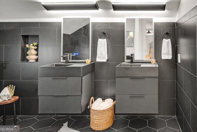 Building Photo - 901 Argonne Ave NE